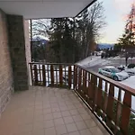 Avec Vue Sur Les Montagnes